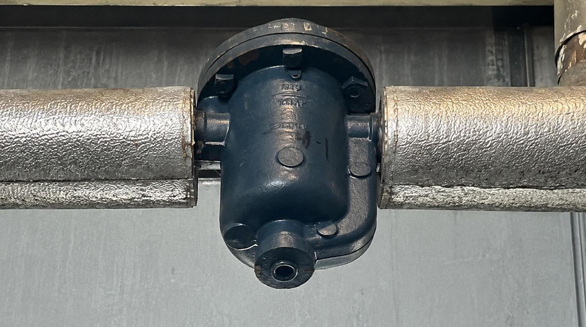 Industrial piping component installed between two insulated pipes